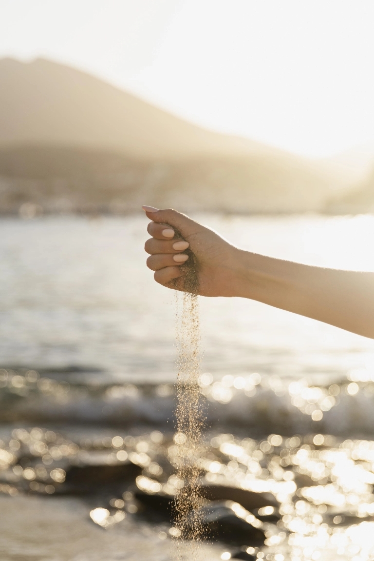Close up young female hands nature@2x